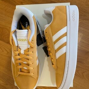 New womens Adidas Sz 7 shoes court